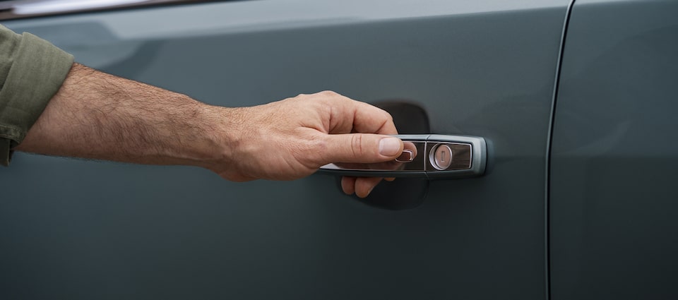 Imagem de uma mão masculina, em close, na maçaneta do novo Chevrolet Trailblazer, fazendo movimento como se fosse abrir a porta do SUV.