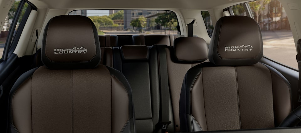 Imagem mostrando novo interior do Chevrolet Trailblazer, com bancos na cor marrom e logo especial com o nome "High Country" estampado nos encostos de cabeça.