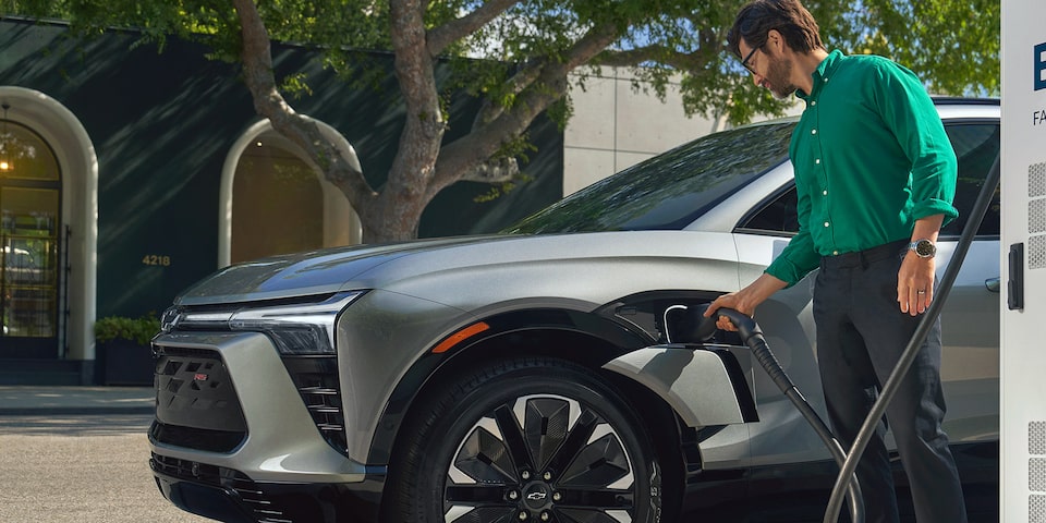 Imagem de um homem carregando seu Chevrolet Blazer EV