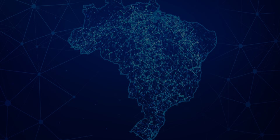 Imagem do mapa do Brasil com pontos em azul em destaque. Texto: Mais de 1.300 pontos de carregamento espalhados pelo Brasil