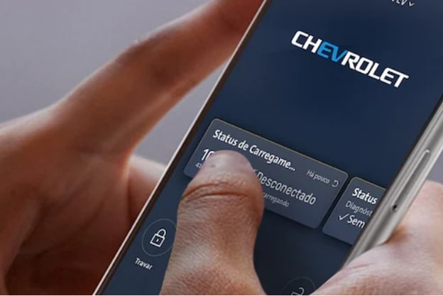 Imagem de uma pessoa usando o celular, com foco na tela mostrando o App myChevrolet.