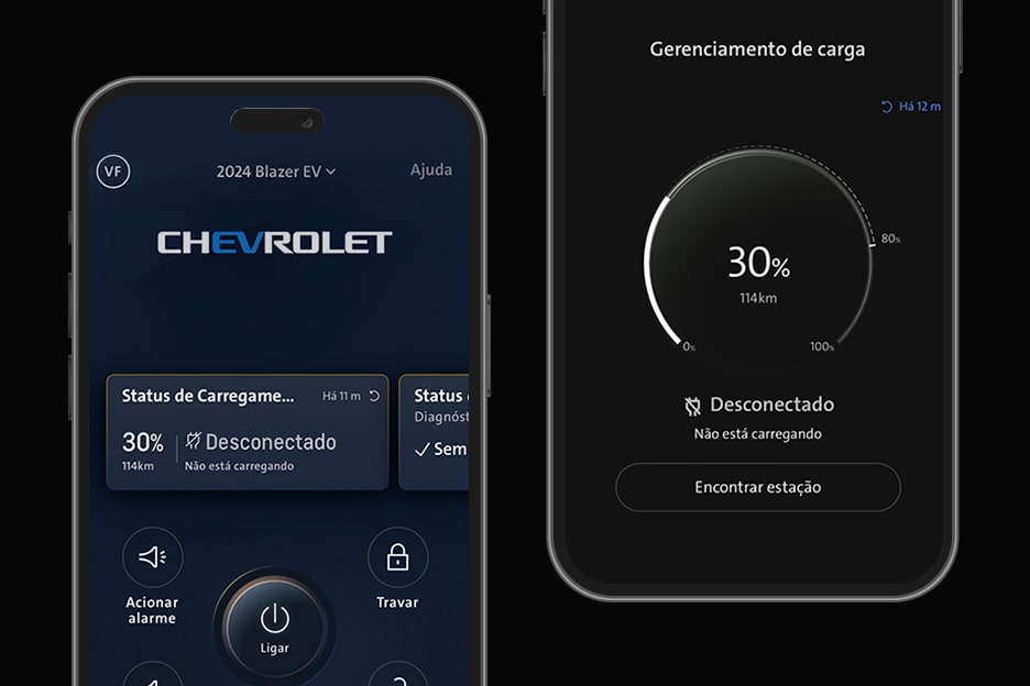 Imagem de uma pessoa usando o celular, com foco na tela mostrando o App myChevrolet.