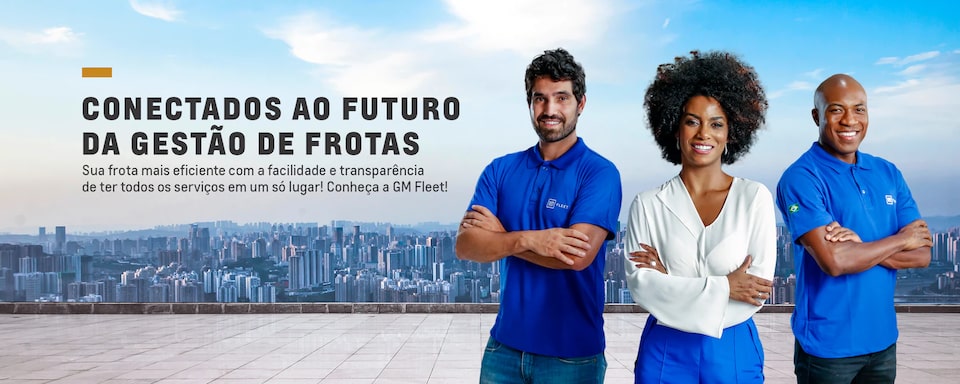 Um homem preto, uma mulher preta e outro homem branco, de braços cruzados, sorrindo, em um rooftop de um prédio, ilustrando o serviço de frota da GM Fleet.