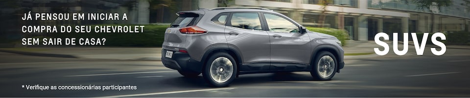 Imagem de um Chevrolet Tracker em movimento em uma avenida.