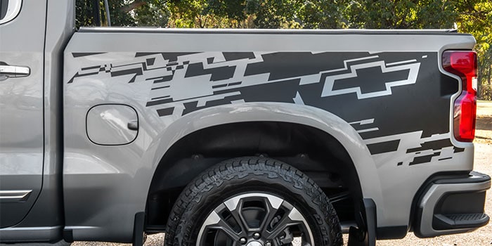 Imagem da caçamba da nova picape Chevrolet Silverado, personalizada com adesivo da Chevrolet.