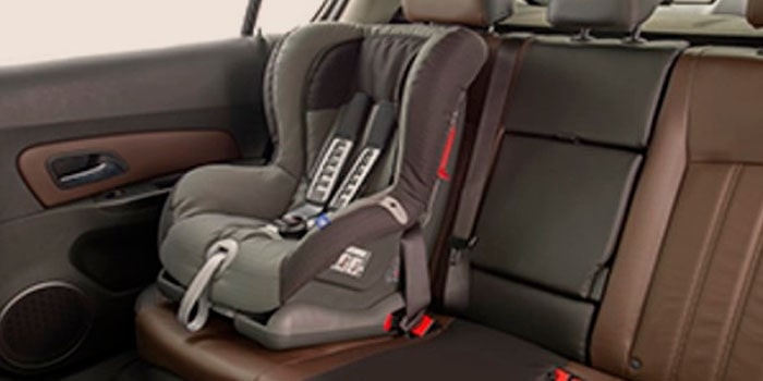 Imagem do interior da nova picape Chevrolet Silverado, mostrando a cadeirinha de banco para crianças.