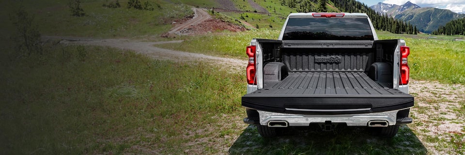 Imagem da caçamba da nova picape Chevrolet Silverado, aberta, vista por ângulo traseiro.