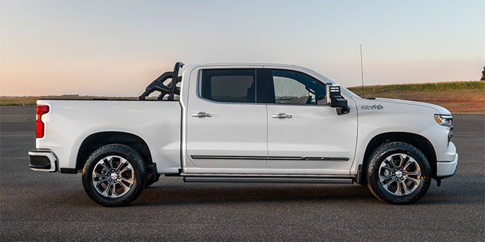 Imagem lateral da nova picape Chevrolet Silverado, branco summit.